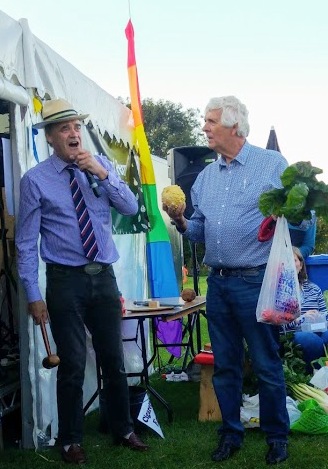 photo of auction in progress at Hawkesbury Village Show with Nick Cragg and Terry Walton